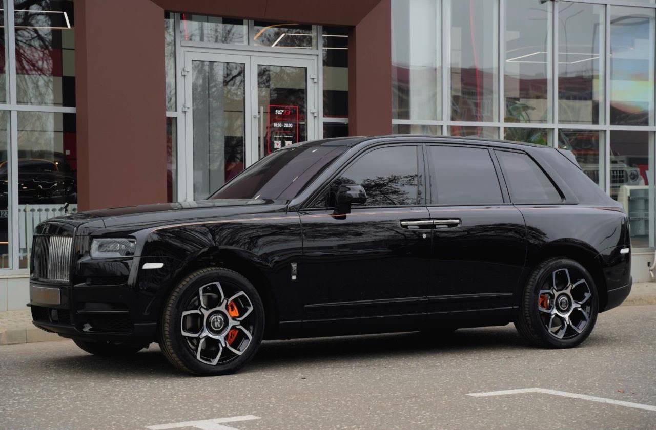 Rolls-Royce Cullinan — чёрный, оранжевый салон