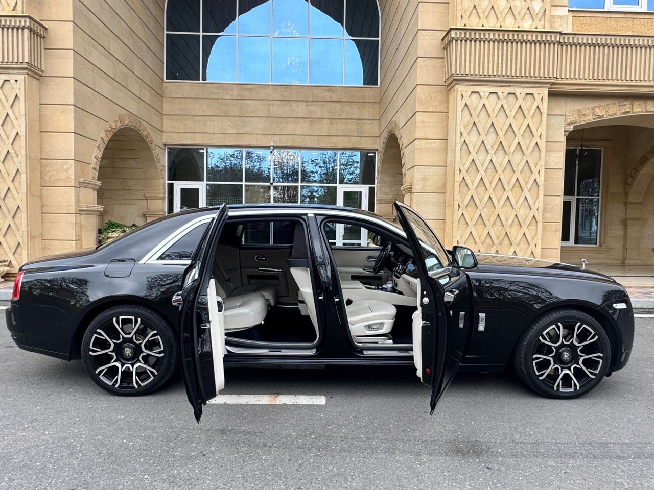 Rolls-Royce Ghost — двери настежь, светлый салон