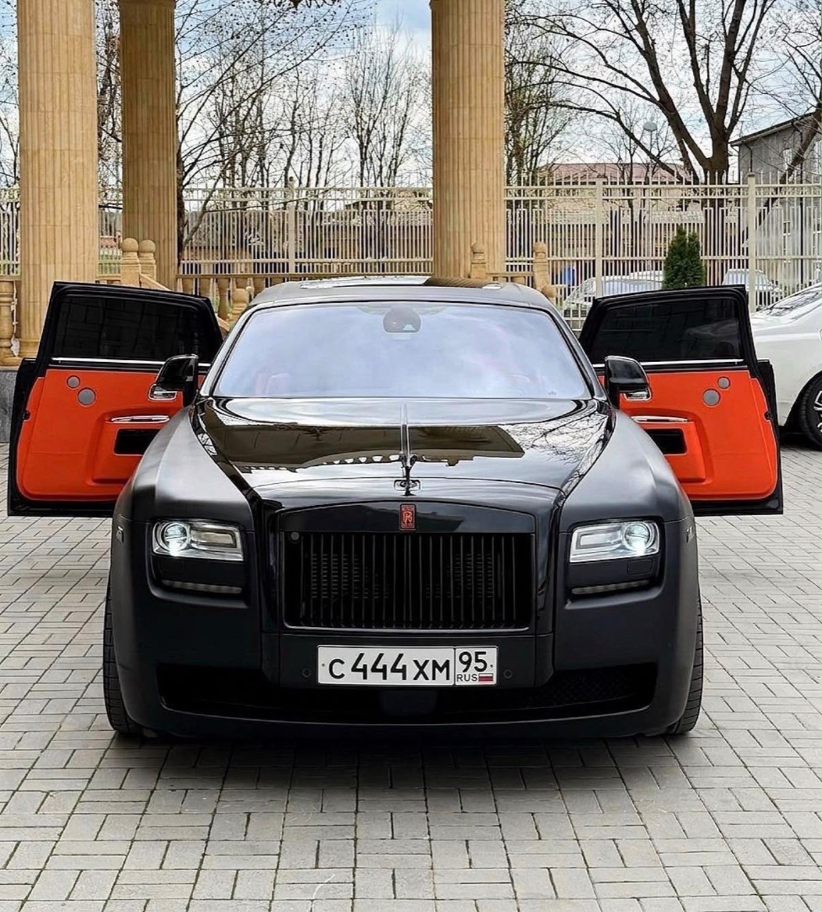 Rolls-Royce Ghost — чёрный мат, оранжевый салон