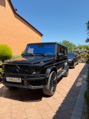 Гелендваген AMG у кирпичного дома