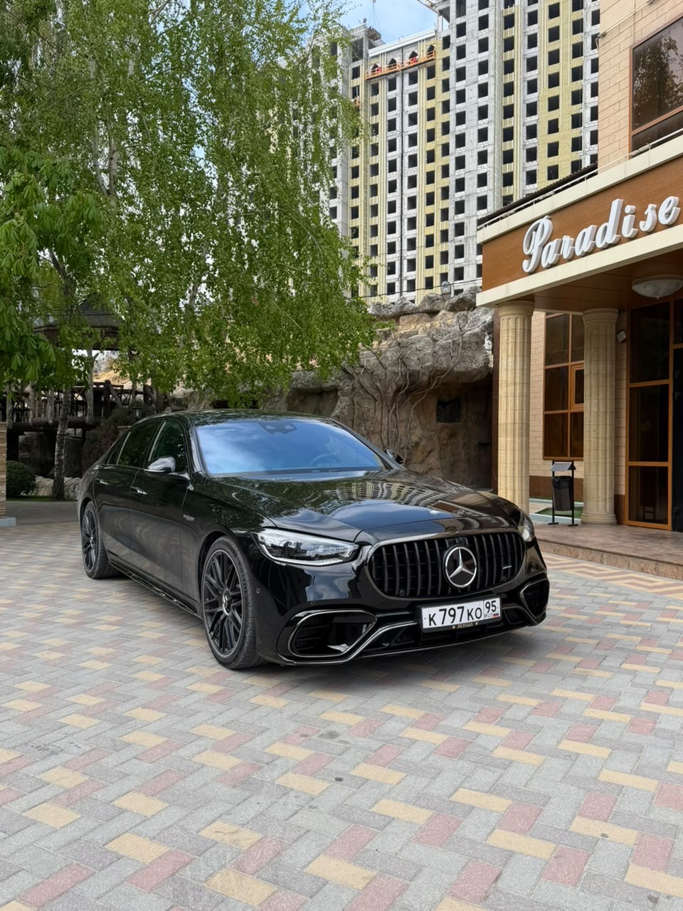 Mercedes S-класс AMG — чёрный седан