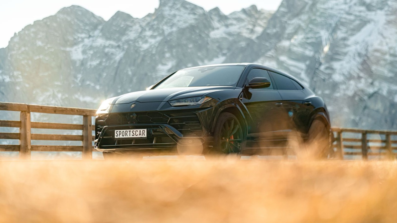 Lamborghini Urus — чёрный спорт-SUV в горах